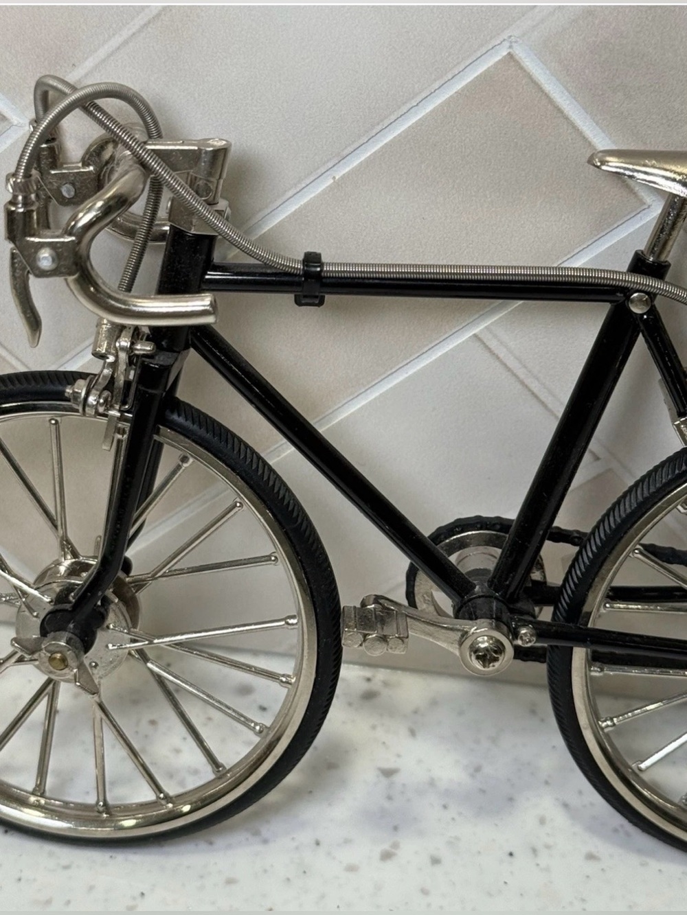 Miniature 7.5" Road Bicycle Model - Working
Parts, Detailed Metal Replica 1:10 - Picture 4 of 12